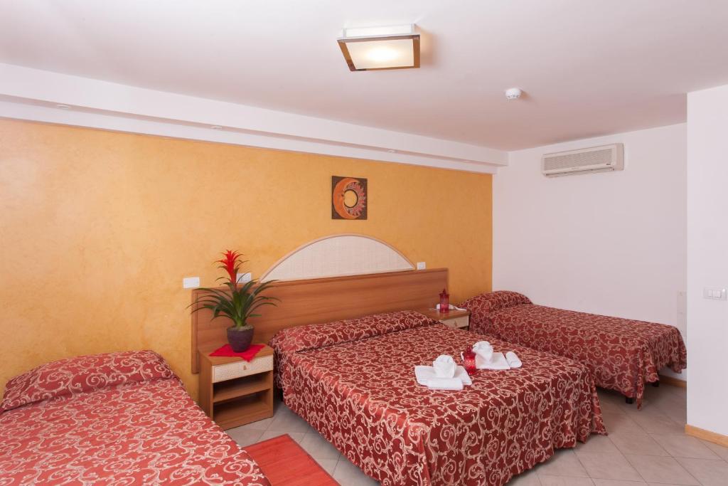 Hotel Bahama — Pokoje in Rimini, Emilia-Romania