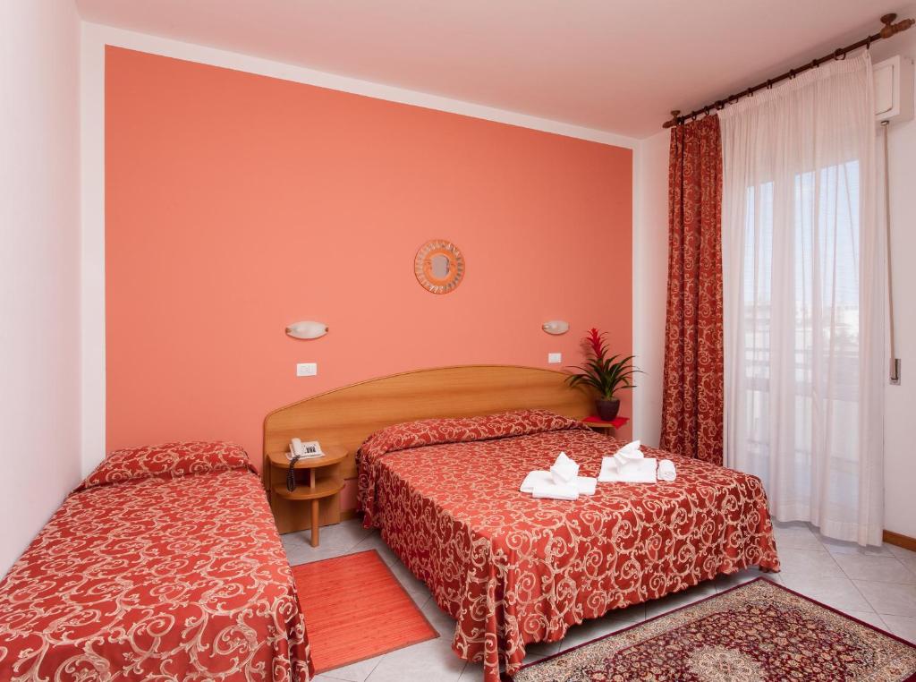 Hotel Bahama — Pokoje in Rimini, Emilia-Romania