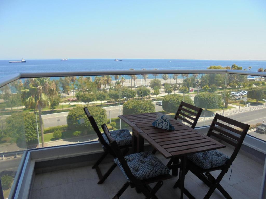 Kermia Court - Beach-front, modern 2 bedroom -sleeps 6 — Hotel in Limassol