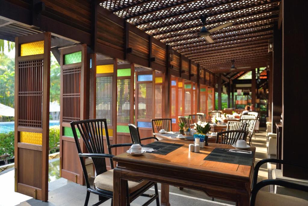 Khaolak bhandari resort. Khaolak bhandari resort 4*. пханг нга као лак таиланд. рестораны отеля авентис плюс као лак. khaolak bhandari resort and spa фото номеров.