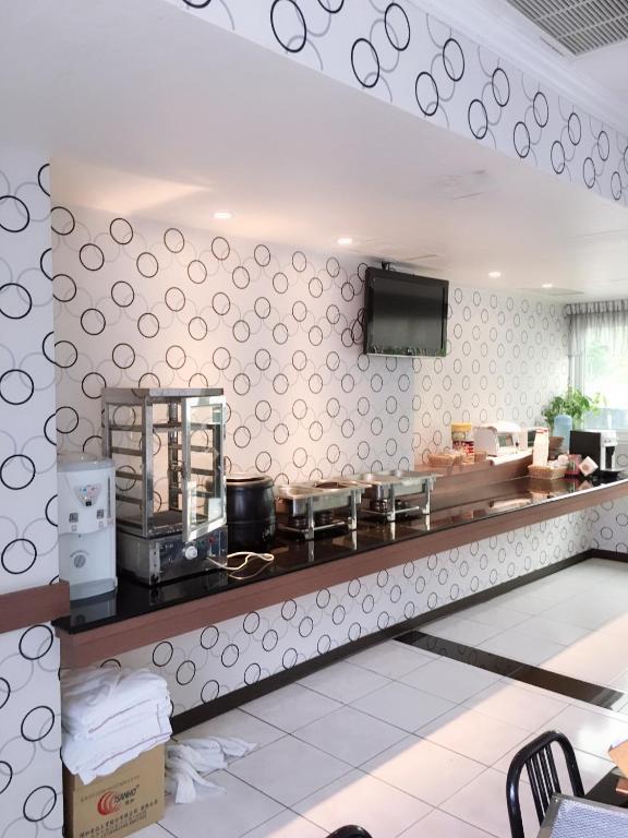 Treasure Island Motel – Renwu