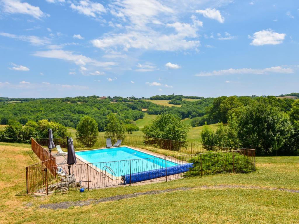 House with private, heated swimming pool and nature park, beautiful views.