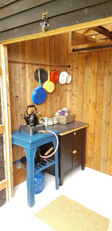 Secluded Shepherd's Hut, Rake photo 7