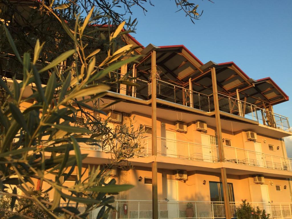 Bay Holiday Hotel &amp; Spa — Hotel in Karavomilos