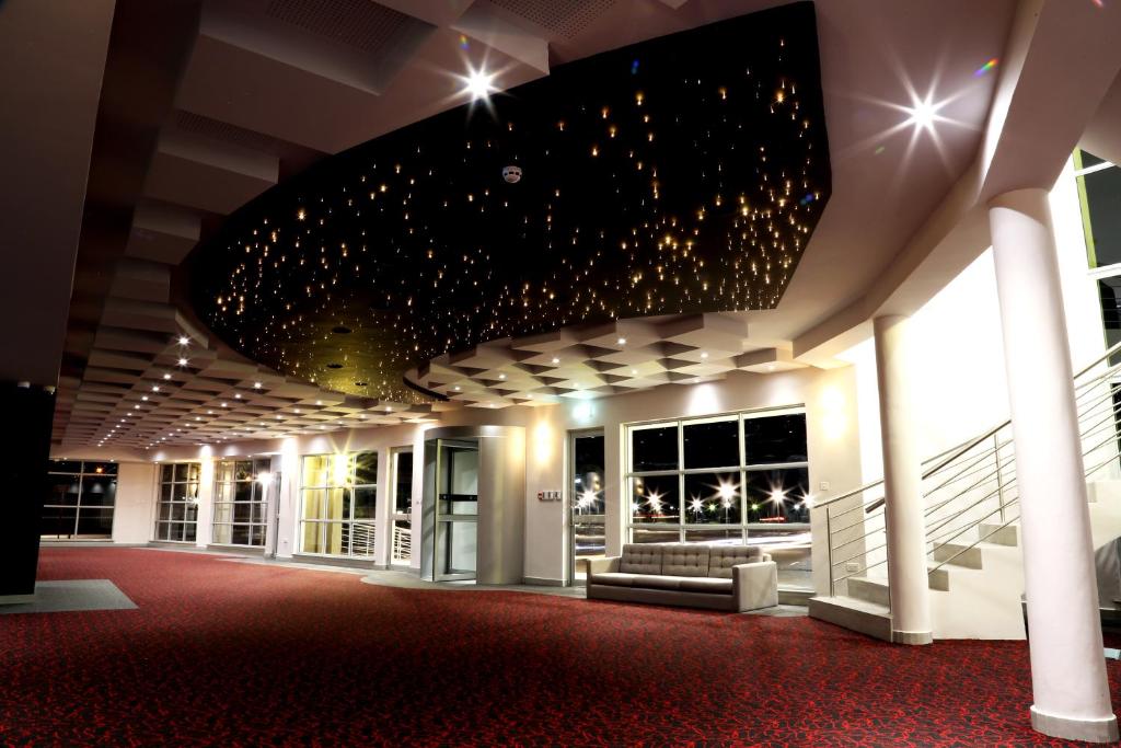 トラベロッジ ホテル (TraveLodge Hotel)