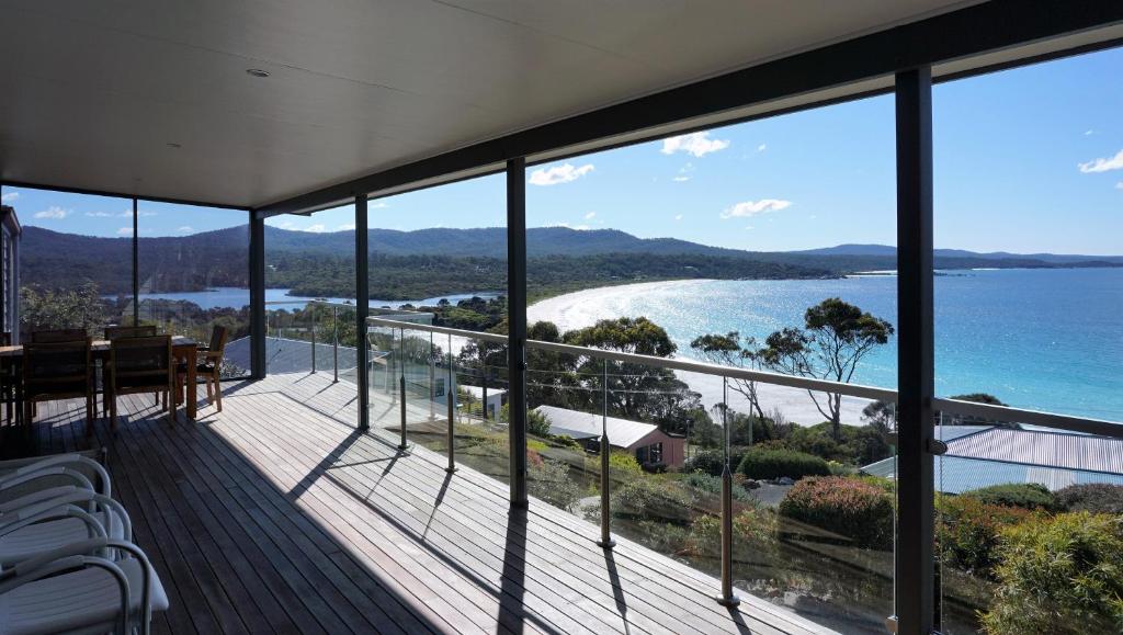 SEA EAGLE COTTAGE Amazing views of Bay of Fires — Hotel in Binalong Bay