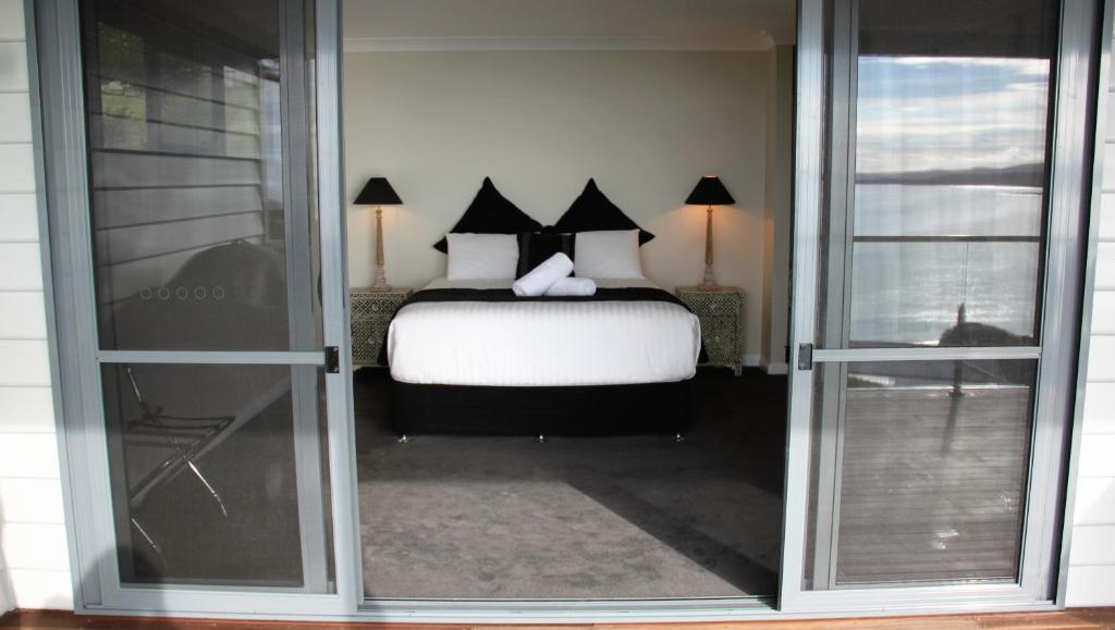 SEA EAGLE COTTAGE Amazing views of Bay of Fires photo