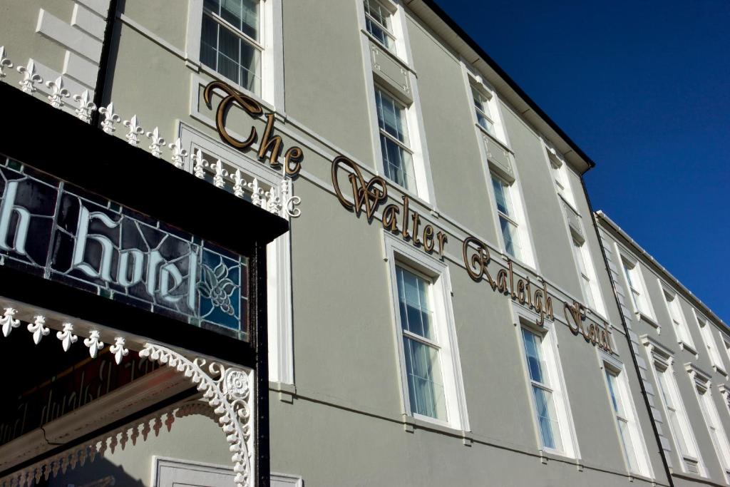 Walter Raleigh Hotel — Hotel in Youghal