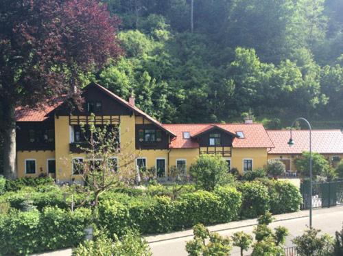 Villa Kreuthhof Appartements — Hotel in Klosterneuburg