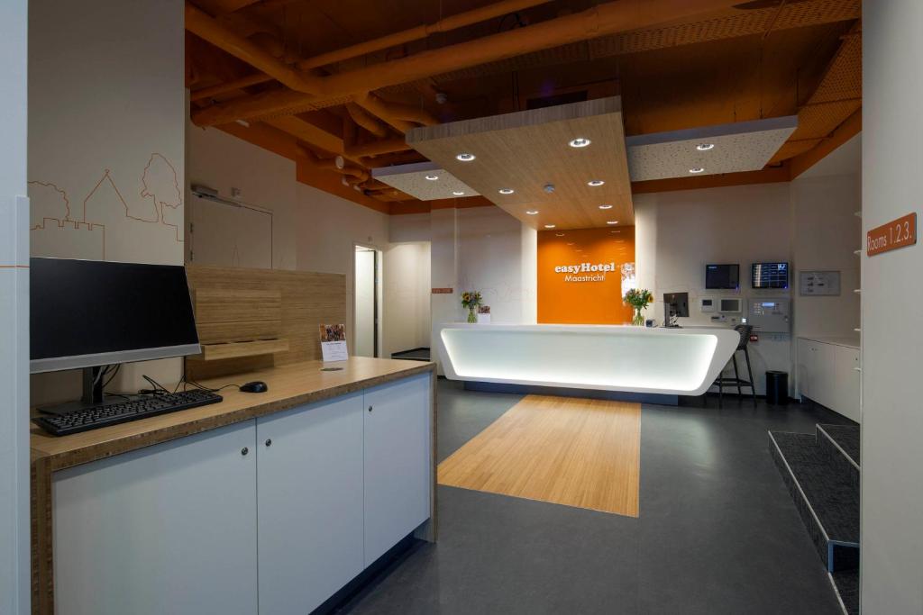 easyHotel Maastricht City Centre photo
