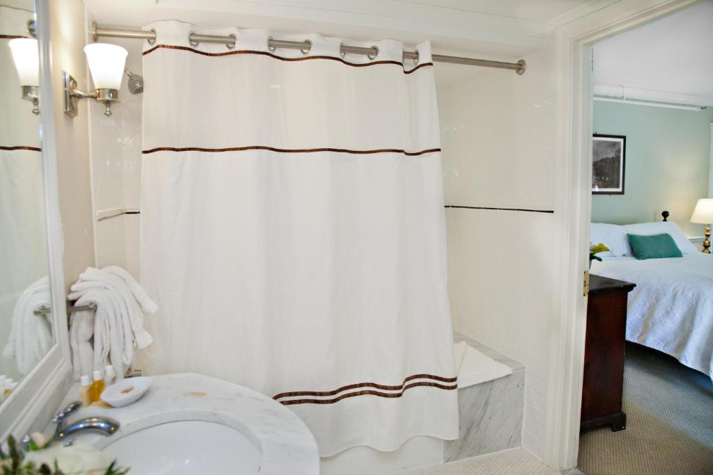Concord's Colonial Inn photo