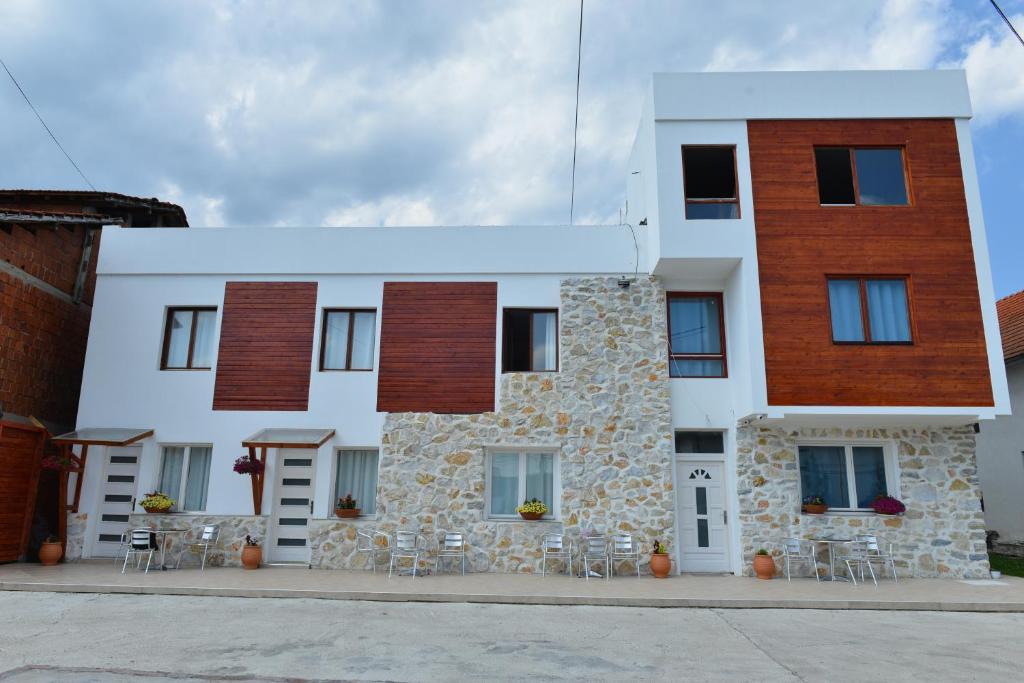 Rooms Ela Ela — Hotel in Vladicin Han