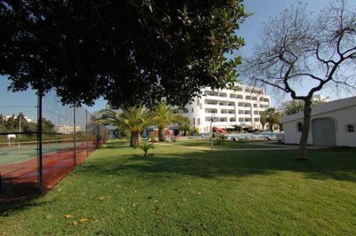 Apartamentos Turisticos Silchoro — Hotel building in Albufeira, Faro