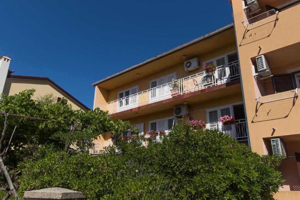 Apartments Gaspar — Hotel in Cres