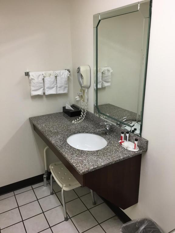 Days Inn by Wyndham Madison photo
