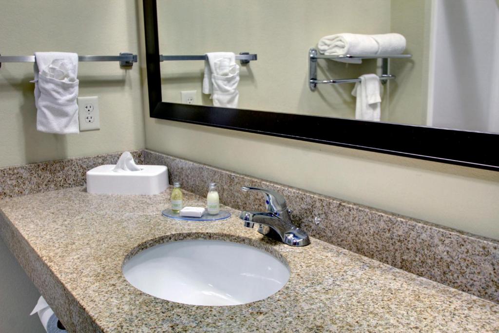 Cobblestone Hotel Wayne Photo 8