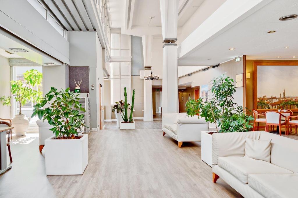 Shared lounge/TV area, Italiana Hotels Florence in Florence