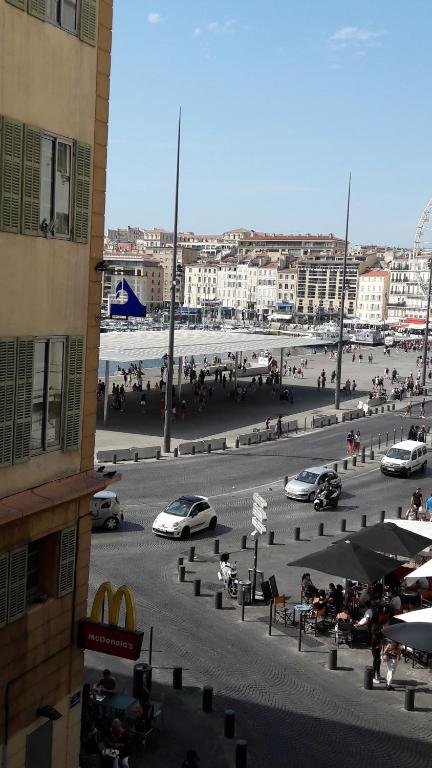 Le Pytheas Vieux Port Marseille photo