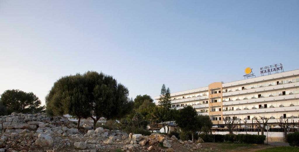 Hotel Mariant — Hotel building in S'Illot, Balearic Islands