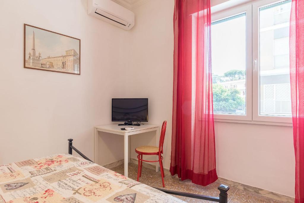 Red & White Vatican Apartment - 3