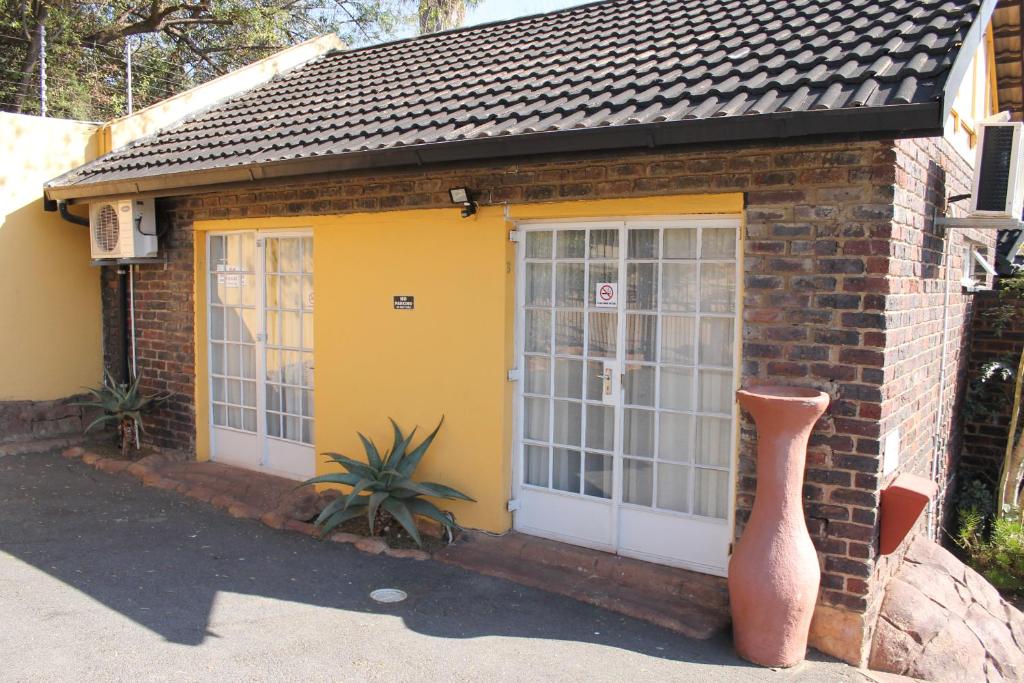 Flintstones Guest House Fourways photo