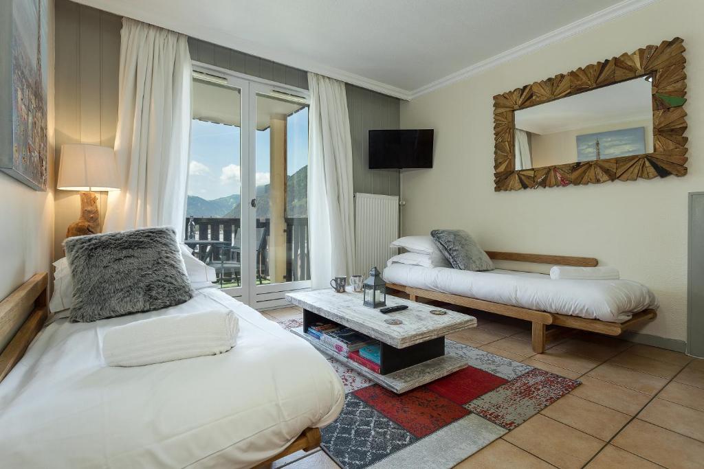 Apartment Aiglons - Central Chamonix Mountain Haven - 2