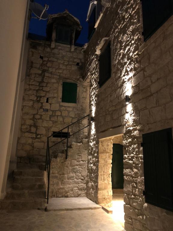 Luxury Apt Petra in 400 year old stone house 4+2 photo