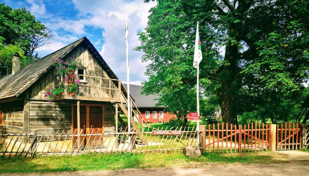 Värava Farm, Pidula