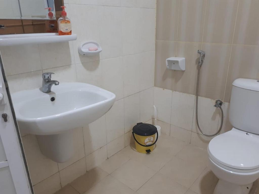 Discovery Furnished Apartments (Al-Amerat) photo
