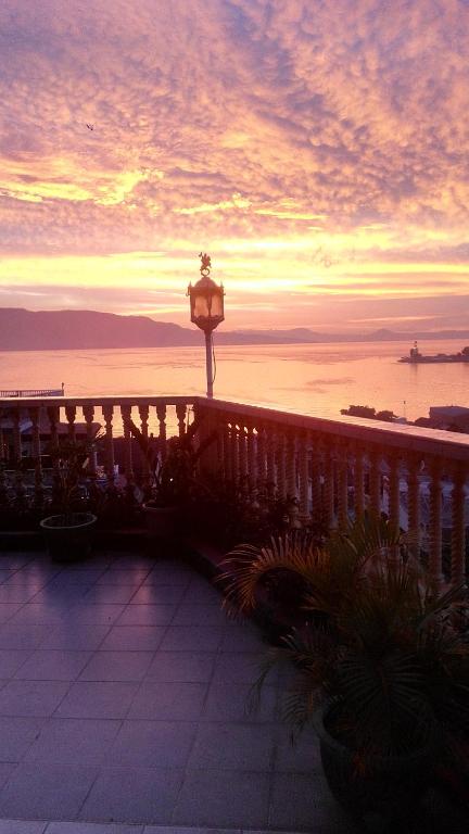 Melissa Palace Hotel and Karaoke — Hotel in Parapat