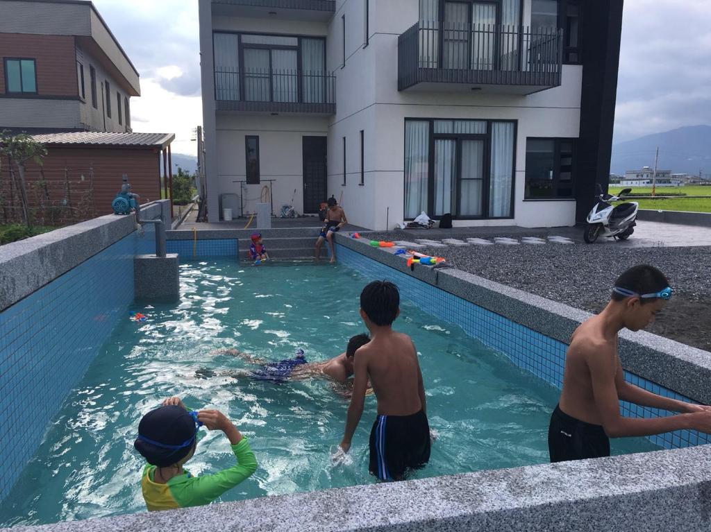 河沿悅舍ZW朋友同學聚會推薦l獎勵旅遊宜蘭包棟l家庭親子民宿l烤肉麻將浴缸戲水池 photo