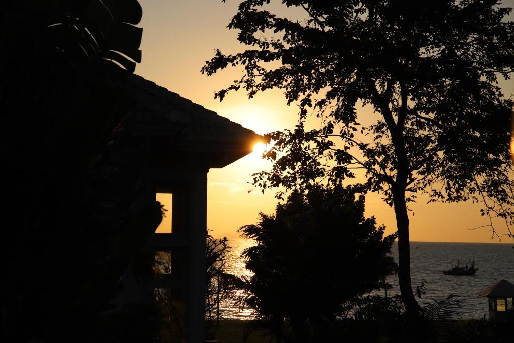 Baan Dhewaran Beachfront Villa — Hotel in Pattaya