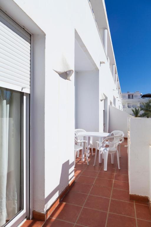 Apartamentos Mexico — Hotel building in Vera, Andalusia
