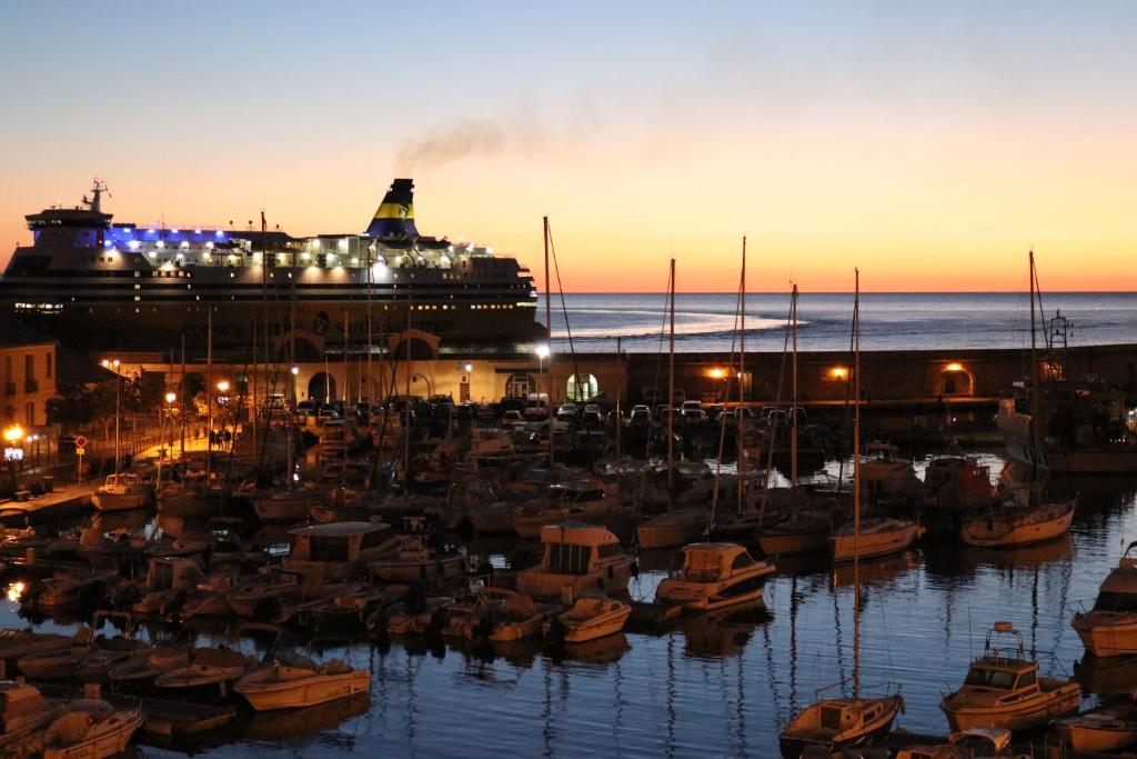 Tres Bel Appartement Vieux Port De Bastia photo