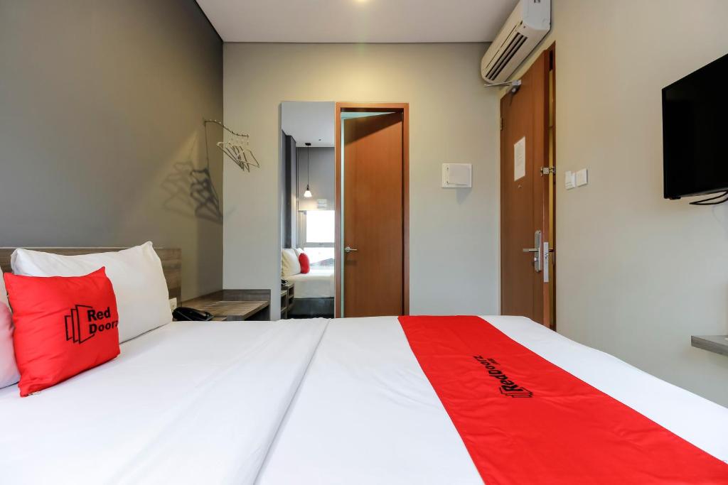 RedDoorz Plus near Tebet photo