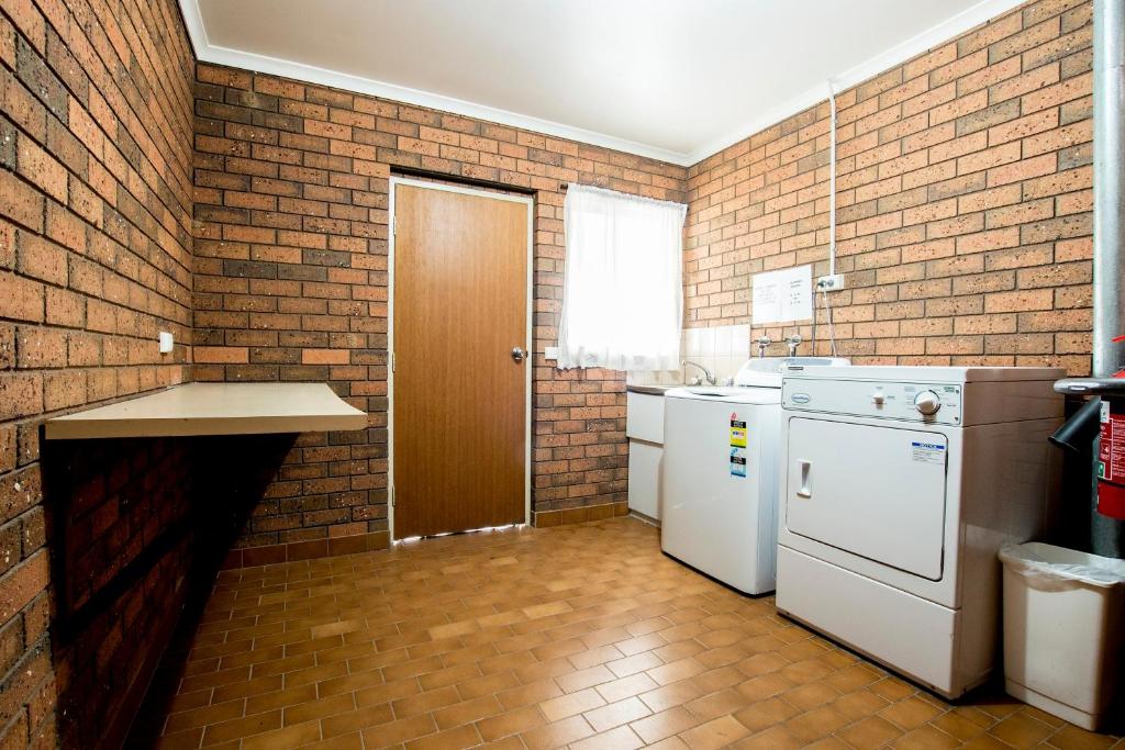 Sportslander Motor Inn photo