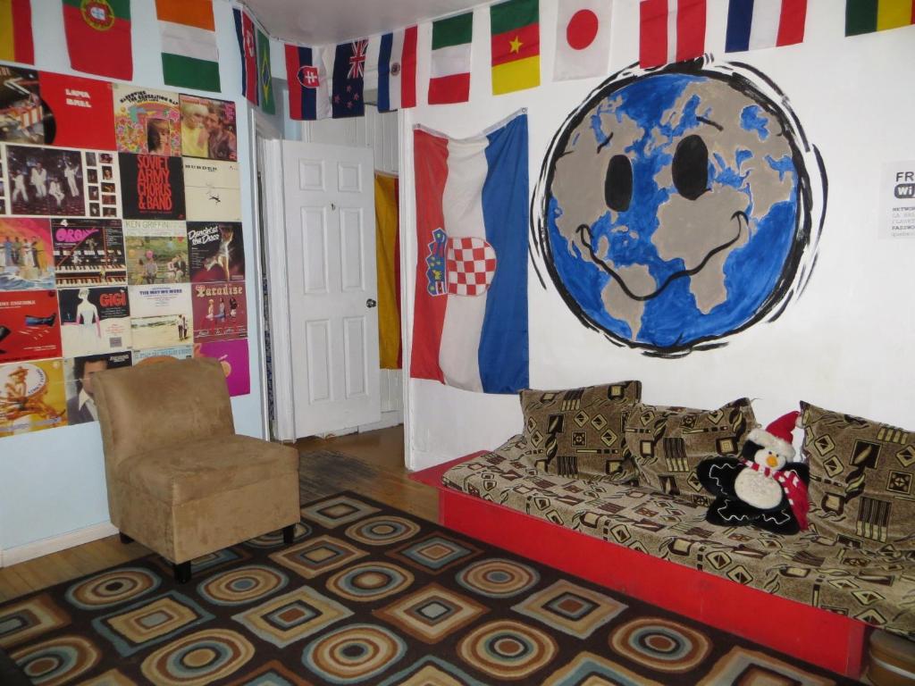 Shared lounge/TV area, Auberge Jeunesse La Belle Planete Backpackers Hostel in Quebec City (QC)