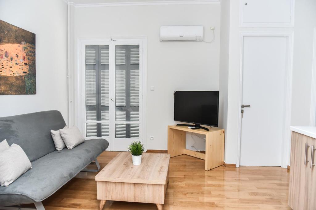 Warm Apartment at Exarchia 1 bed 2 pers photo