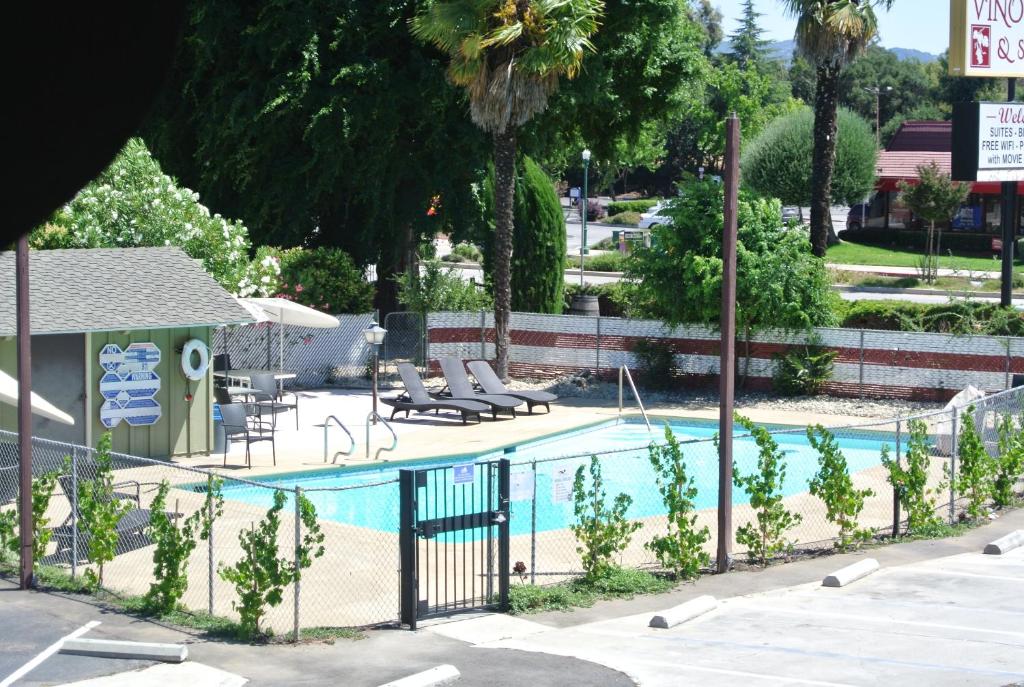 Vino Inn & Suites photo