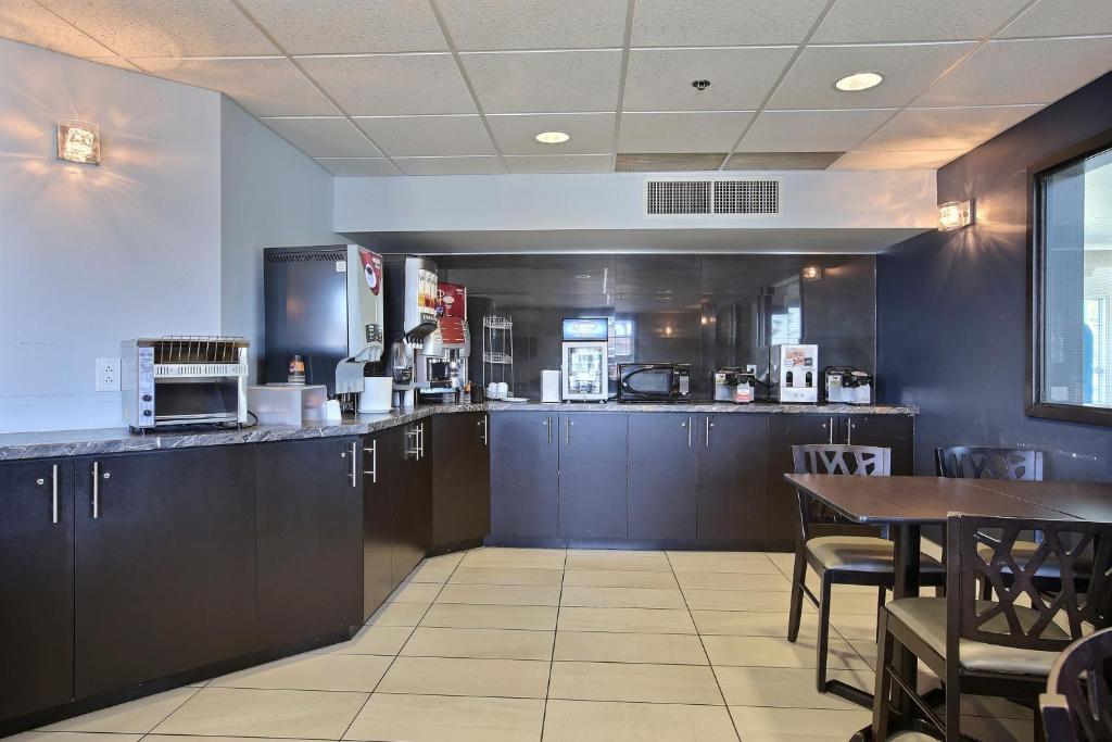 Super 8 By Wyndham Lachenaie/Terrebonne Photo 12