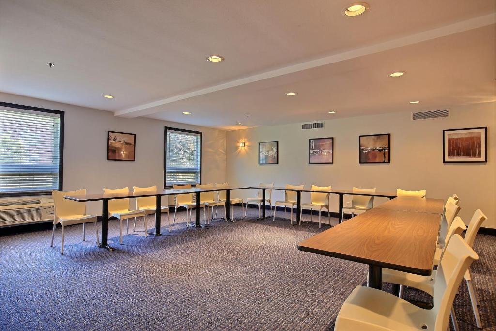 Super 8 By Wyndham Lachenaie/Terrebonne Photo 13