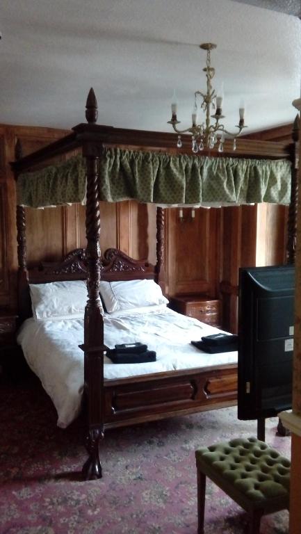 Neuadd Arms Hotel photo