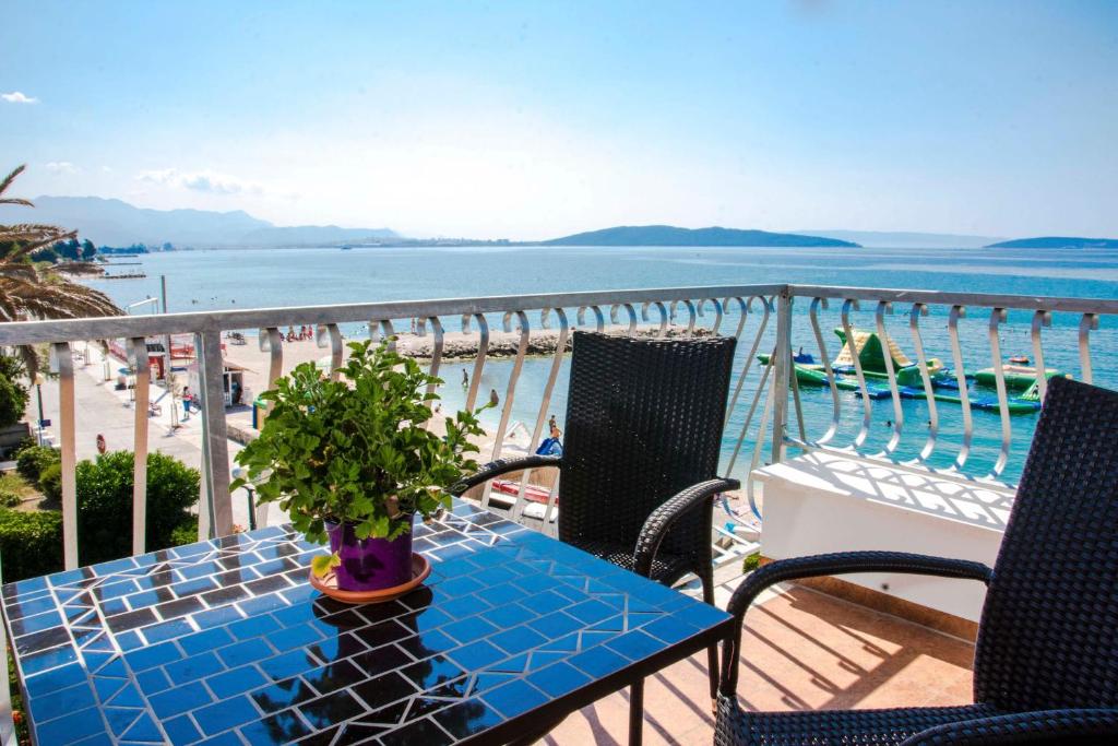 Beachfront Apartments Don — Hotel in Kastela