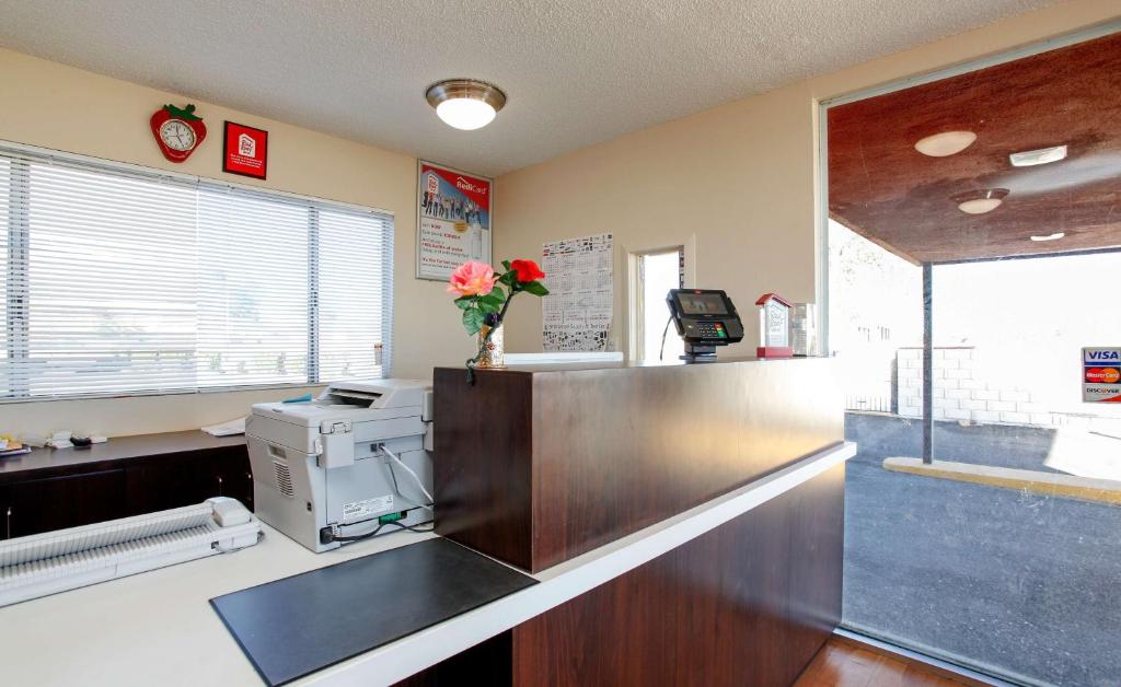 Red Roof Inn Mojave Photo 13