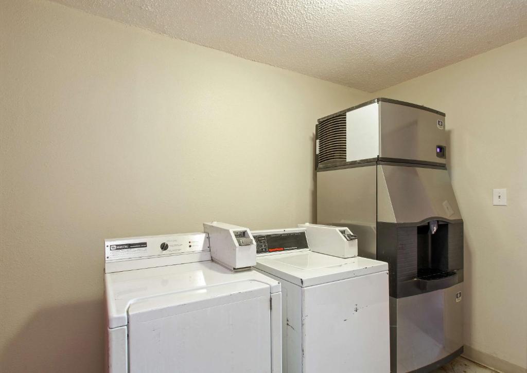 Red Roof Inn Mojave Photo 1