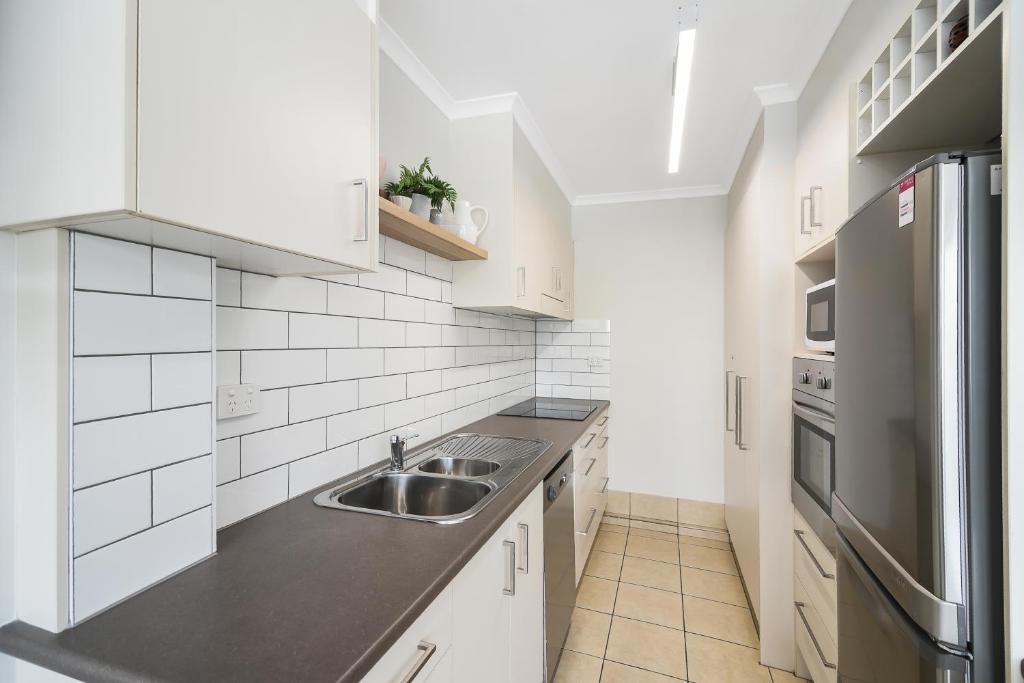 Renovated Moololaba Unit 100m To Beach photo