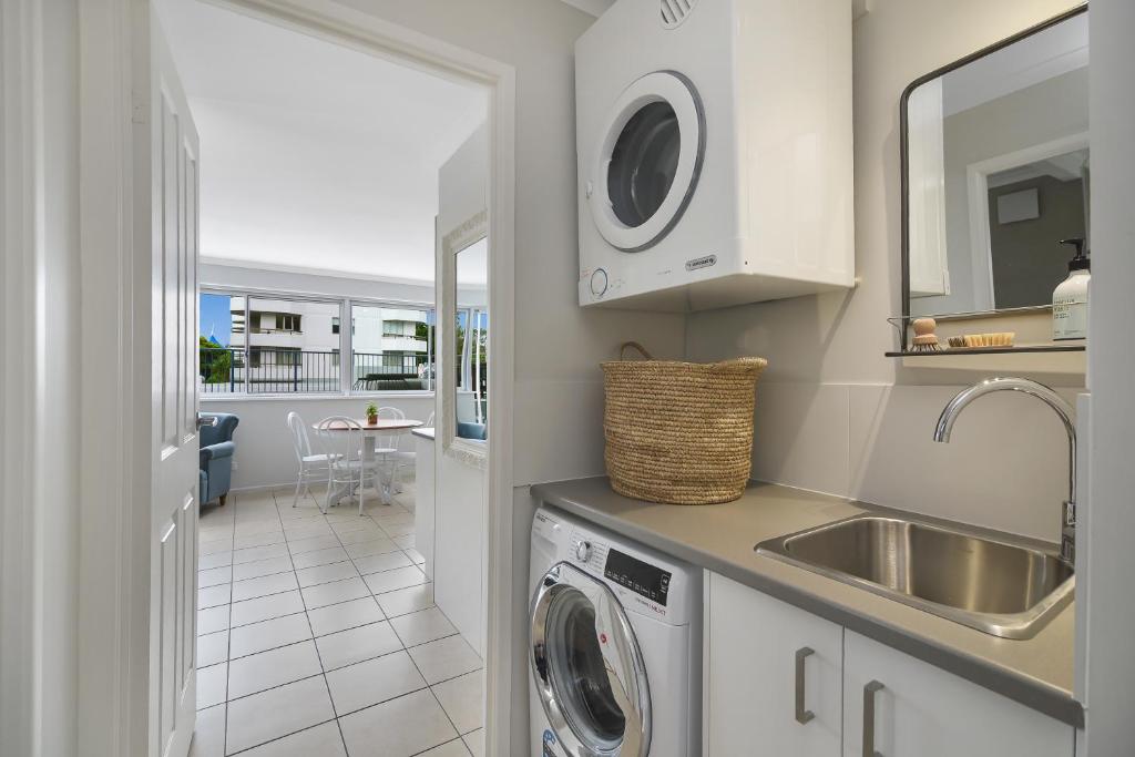Renovated Moololaba Unit 100m To Beach photo