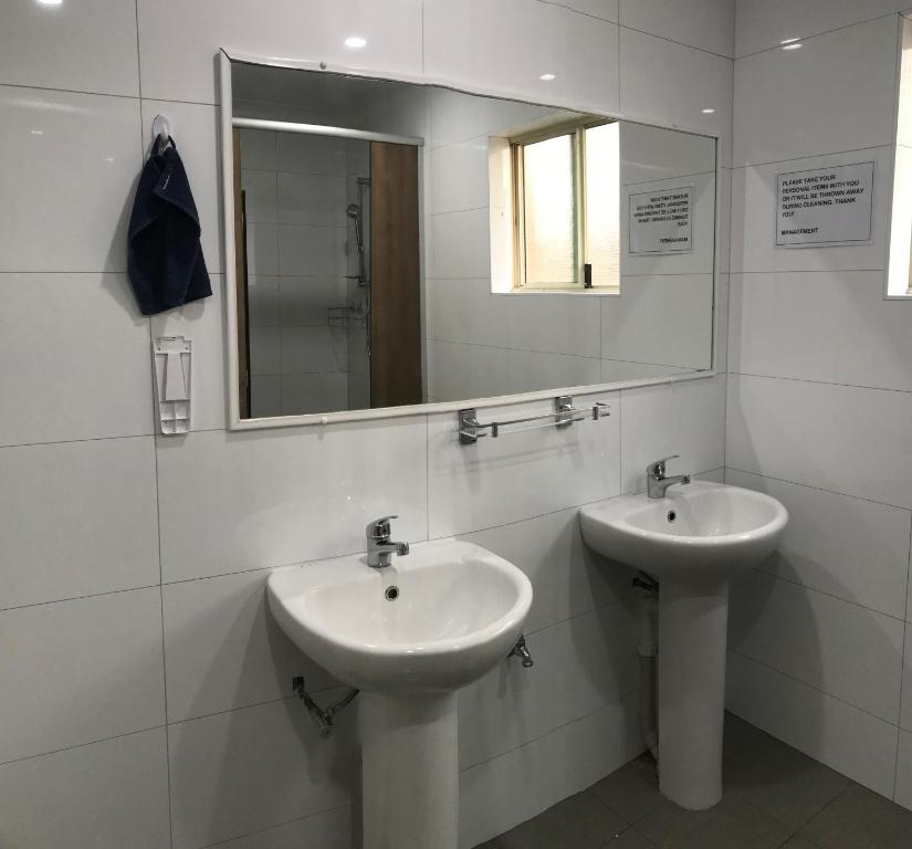 Shower, Hay Street Traveller's Inn in Perth