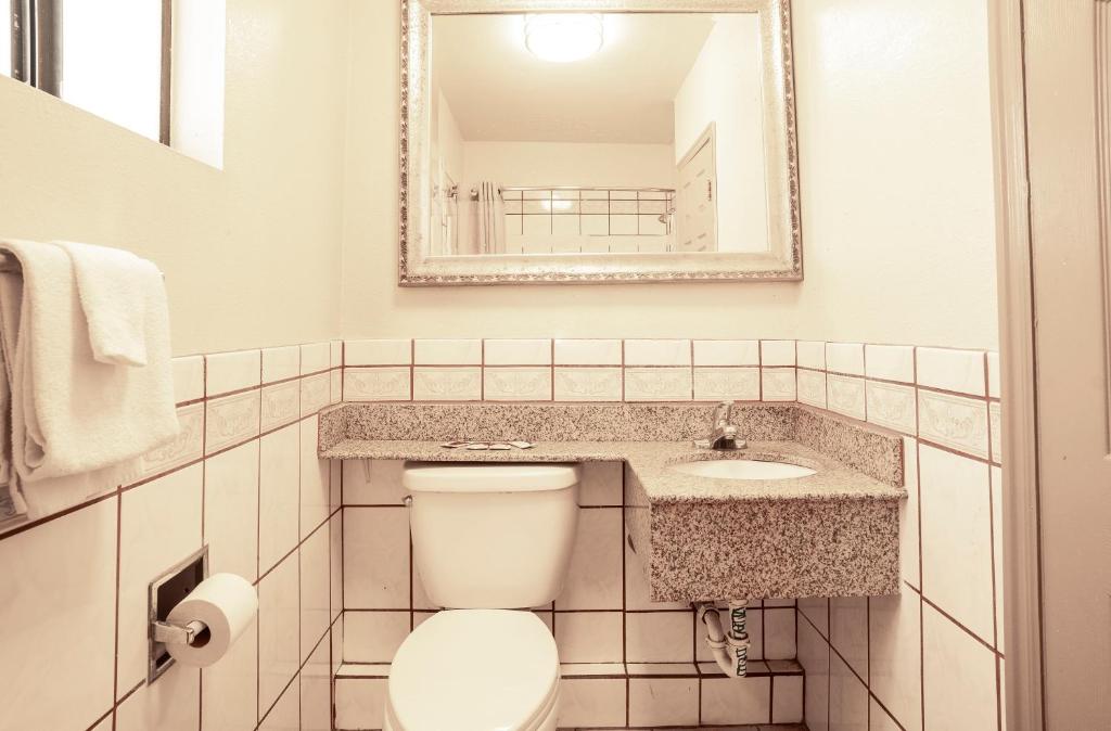 Economy Inn Hollywood photo