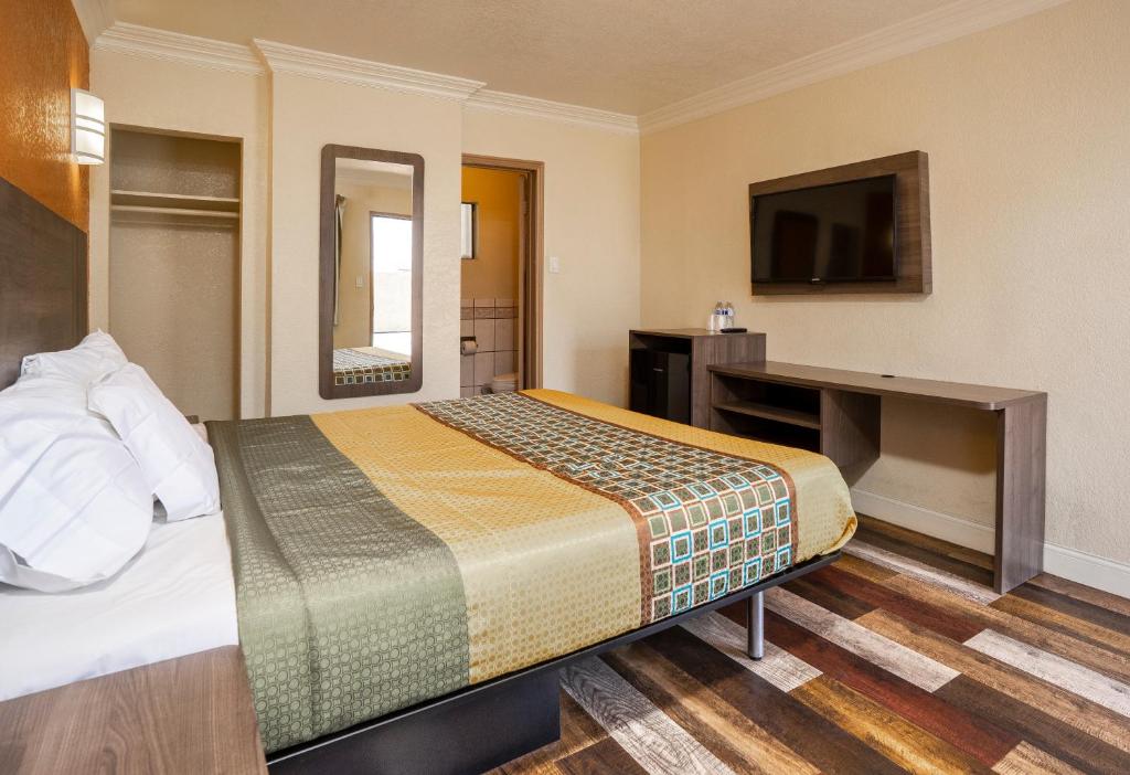 Economy Inn Hollywood photo